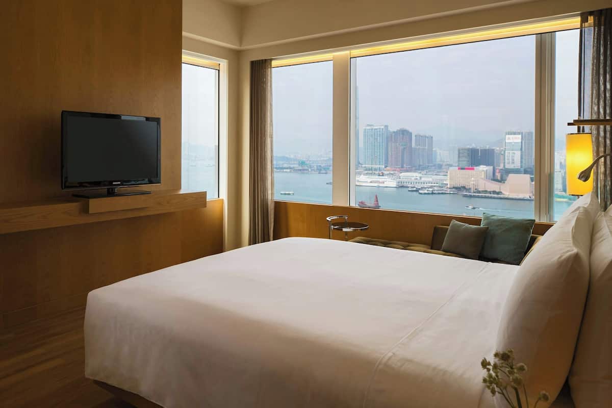 Executive Suite, 1 Bedroom, Non Smoking | 1 bedroom, premium bedding, minibar, in-room safe