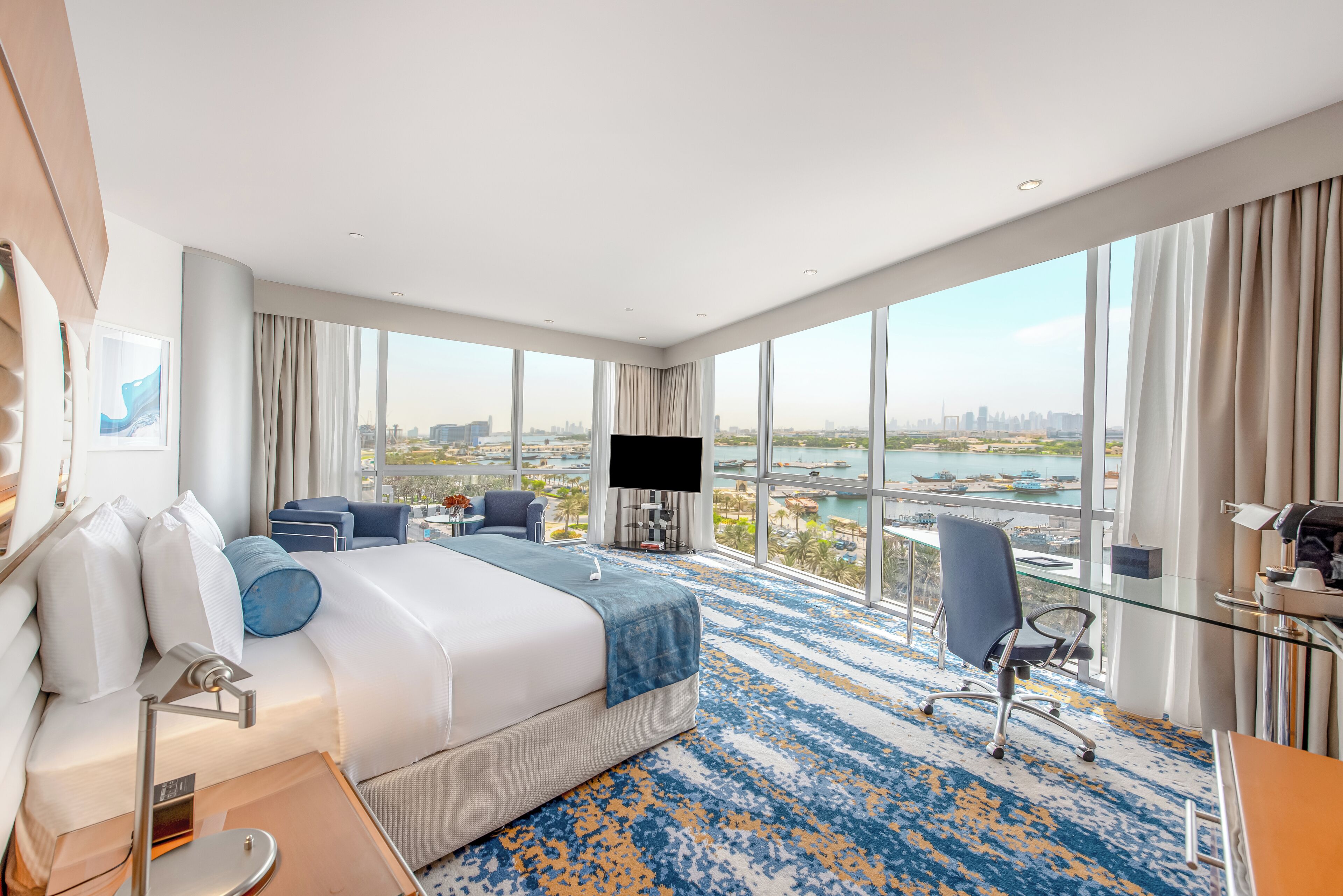 Executive Room, 1 King Bed | Hypo-allergenic bedding, in-room safe, individually decorated, desk