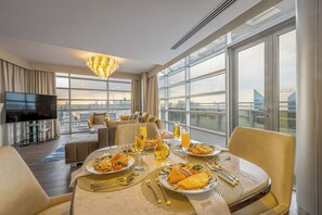 Golden Grand Suite Waterfront with Terrace with Hermes Amenities & Jacuzzi with Lounge Access | Essbereich im Zimmer