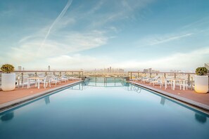 Piscine extérieure, chaises longues, maîtres-nageurs sur place