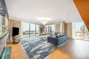 Grand Suite Waterfront, with Hermes Amenities & Jacuzzi | Interior detail
