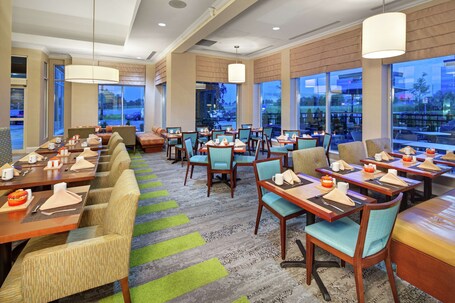 Hilton Garden Inn Toronto Oakville - Image 16