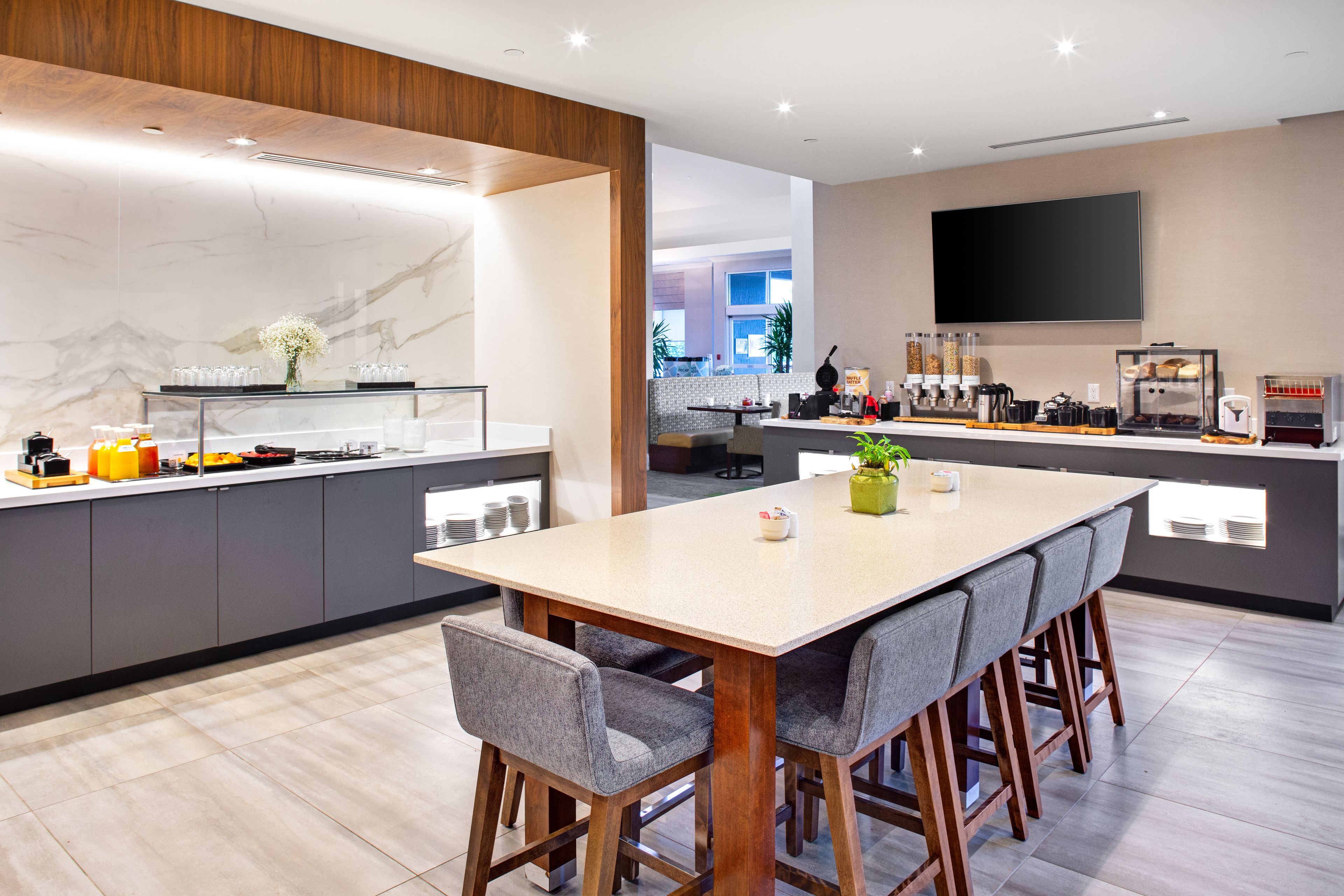 daily cooked-to-order breakfast (cad 18.95 per person)