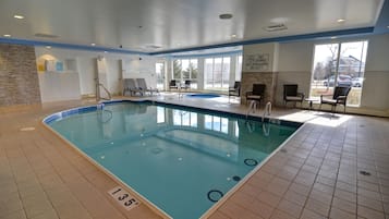 Inomhuspool med öppettider 07.00 till 23.00, och solstolar