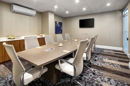 Hilton Garden Inn Toronto Oakville - Image 24