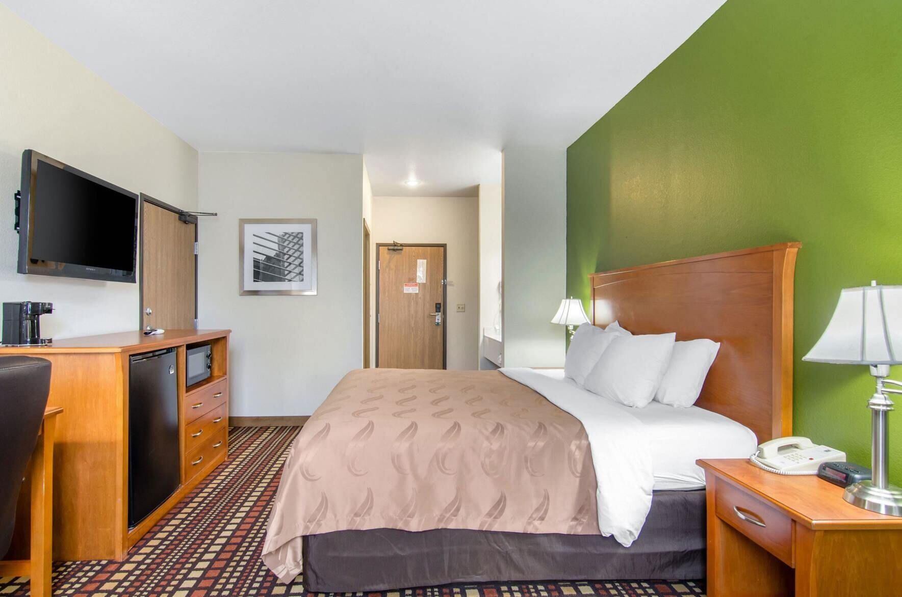 Fer et planche à repasser, lit de bébé (gratuit)