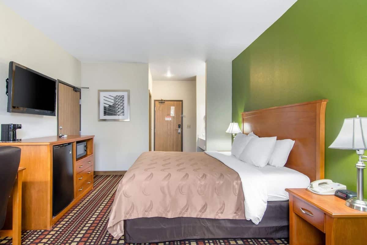 Fer et planche à repasser, lit de bébé (gratuit)