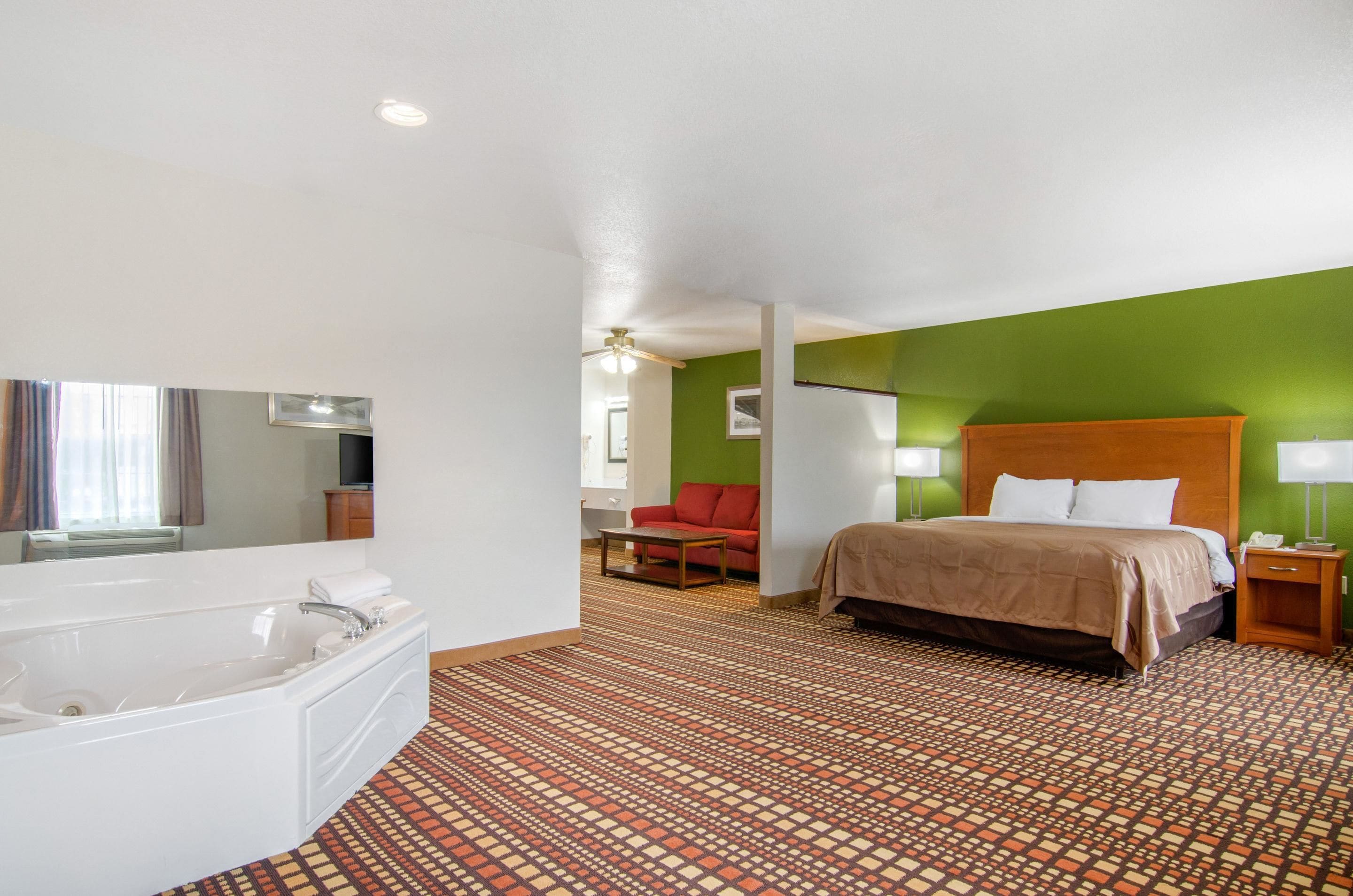 アイロン / アイロン台、ベビーベッド (無料)、可動式ベッド、WiFi (無料)