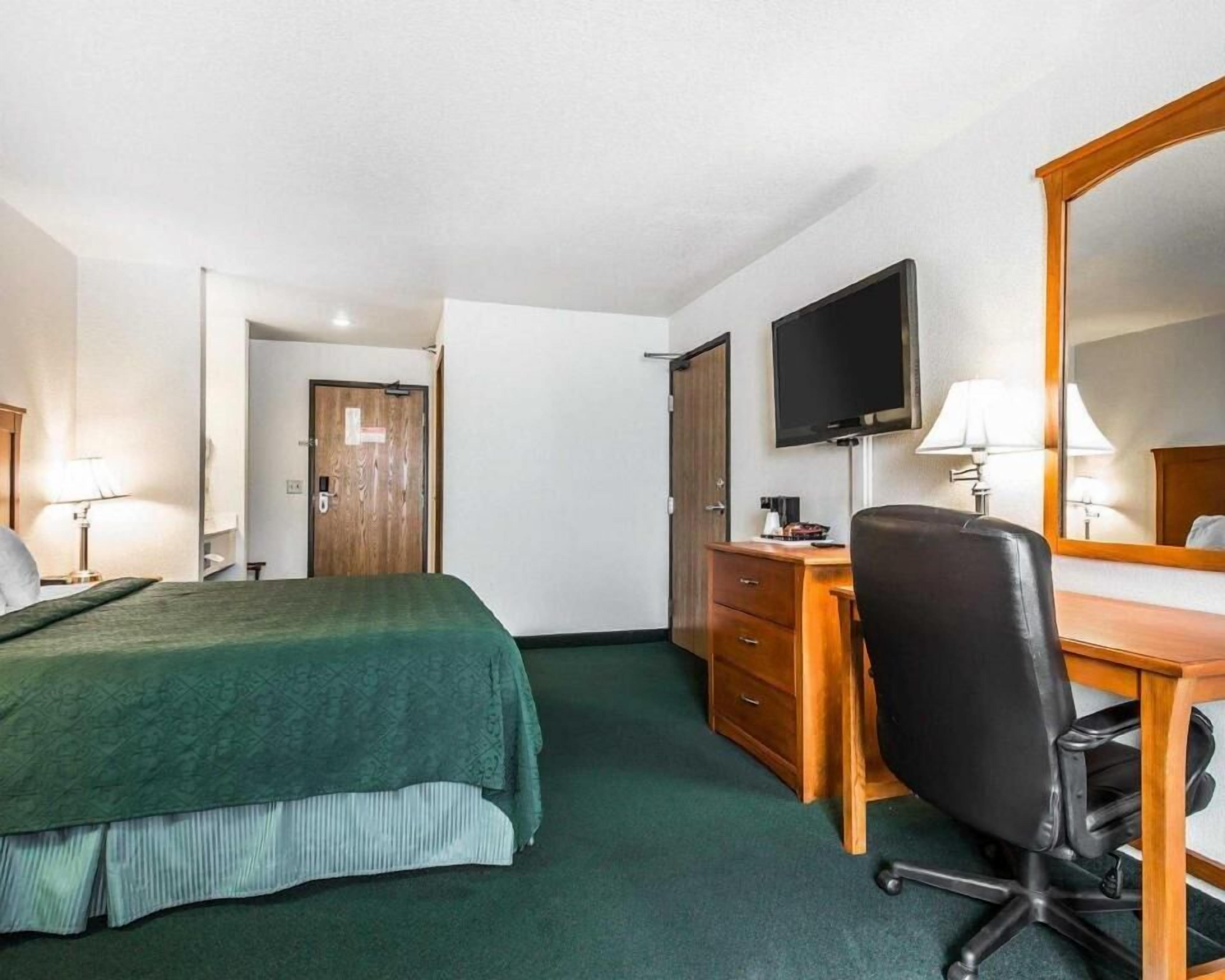 Fer et planche à repasser, lit de bébé (gratuit)