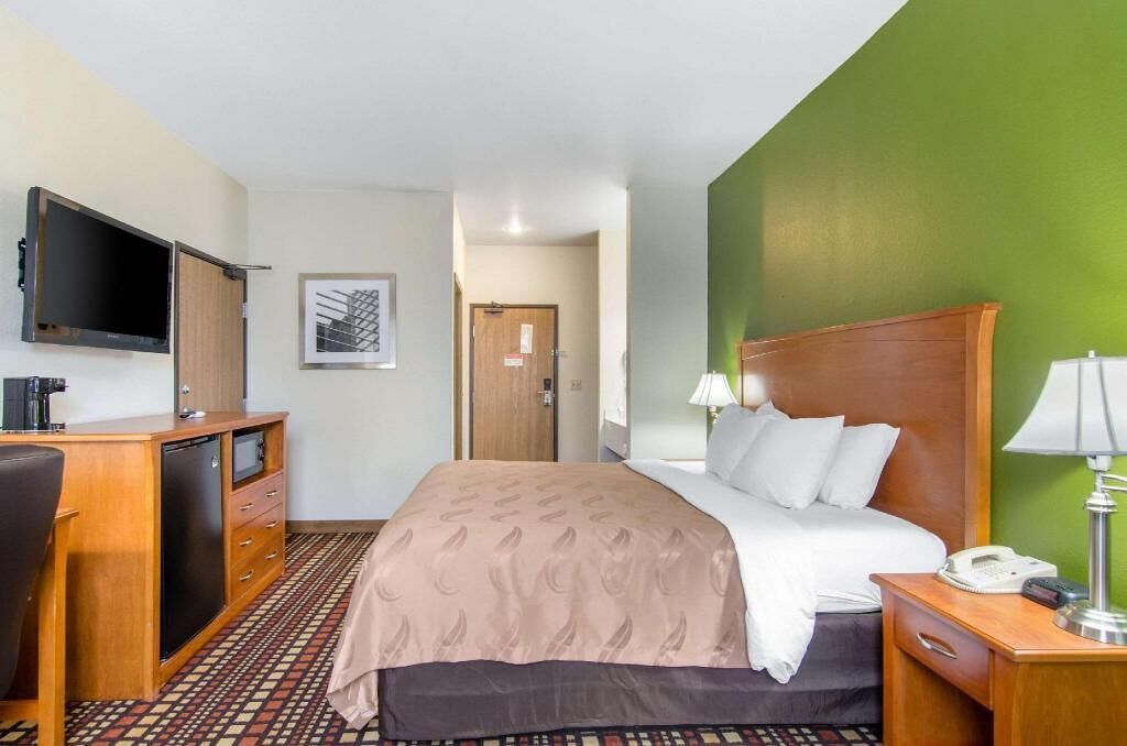 Fer et planche à repasser, lit de bébé (gratuit)