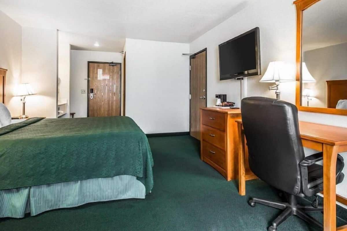 Fer et planche à repasser, lit de bébé (gratuit)