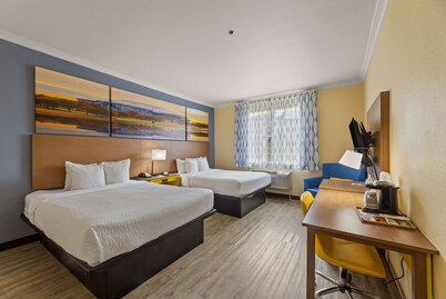 Days Inn & Suites by Wyndham Euless DFW Airport South
