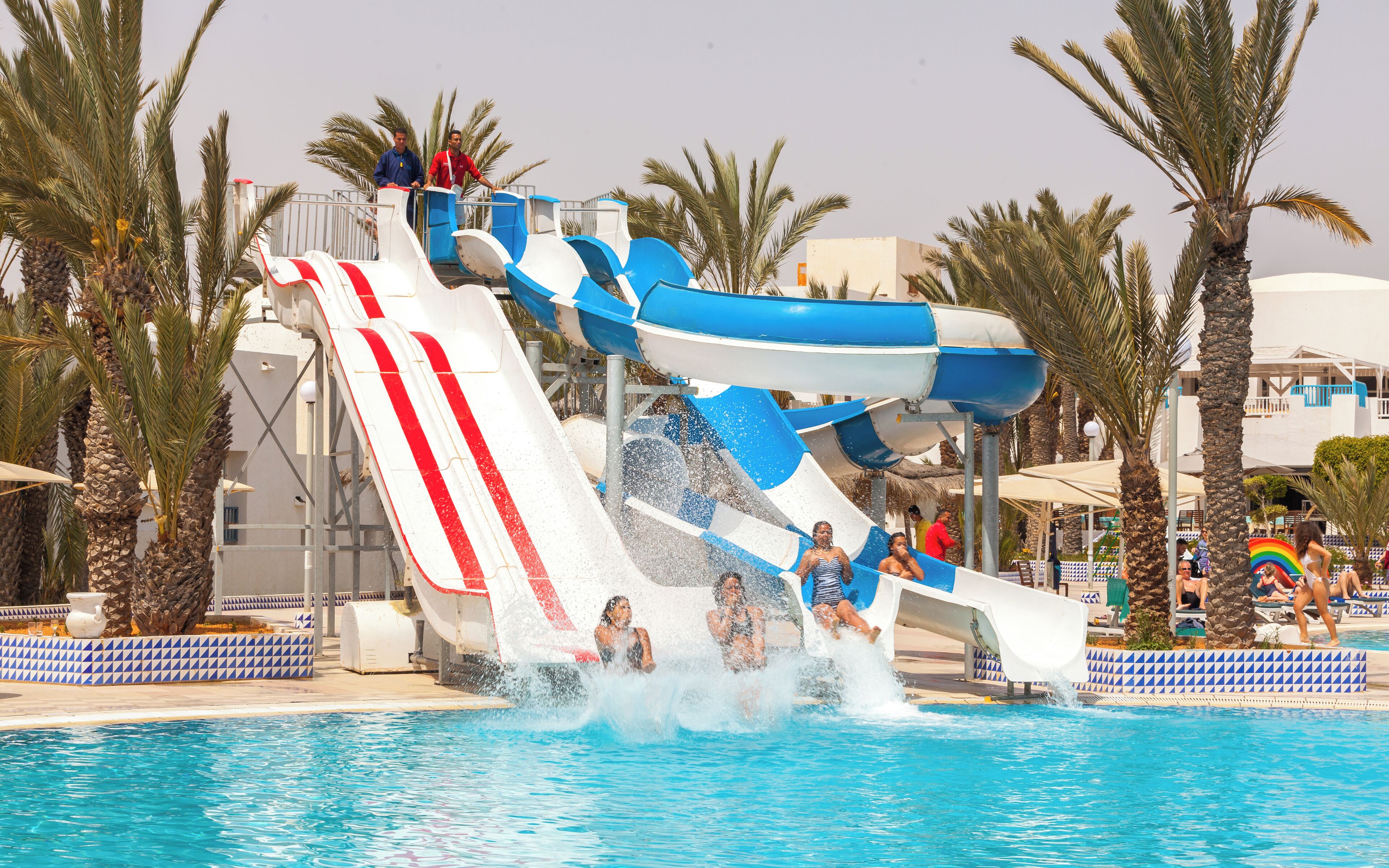 Um parque aquático com vários toboáguas e uma piscina.