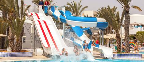Um parque aquático com vários toboáguas e uma piscina.