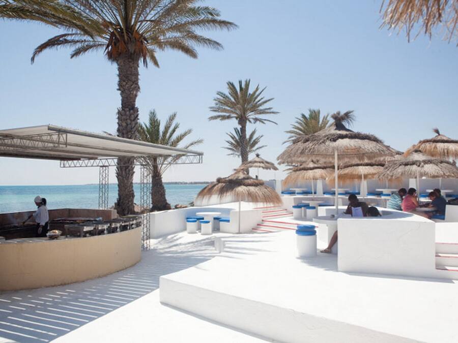 4 restaurantes, se sirve desayuno