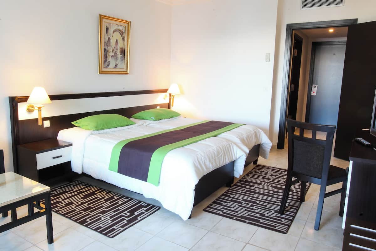 Minibar, Zimmersafe, VerdunkelungsvorhĂ€nge, BĂŒgeleisen/BĂŒgelbrett