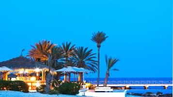 Pantai persendirian, pasir putih, kerusi lepak pantai, payung