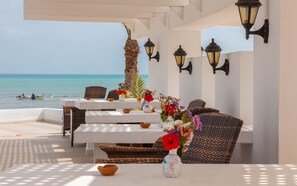 Piscine couverte, 3 piscines extérieures, chaises longues