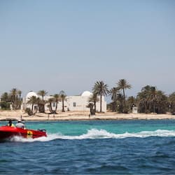 Aan een privéstrand, wit zand, ligstoelen, parasols