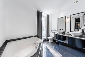 Suite exécutive | Salle de bain | Douche, articles de toilette (gratuits), séchoir à cheveux