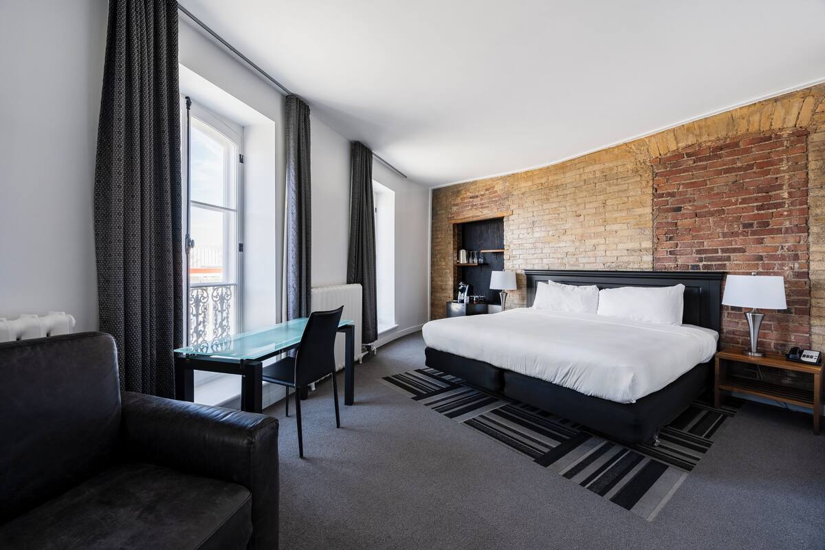 Junior Suite | Hypo-allergenic bedding available, blackout drapes, iron/ironing board