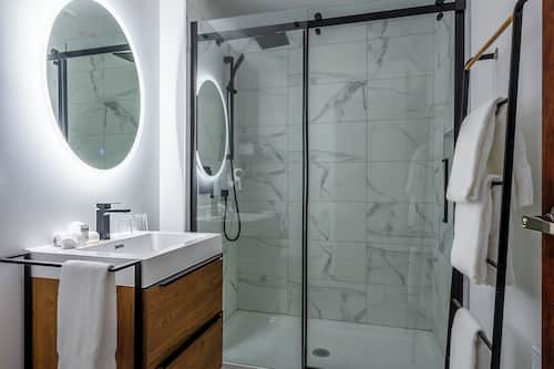 Habitación superior | Baño | Regadera, amenidades de baño gratuitas, secadora de cabello, toallas