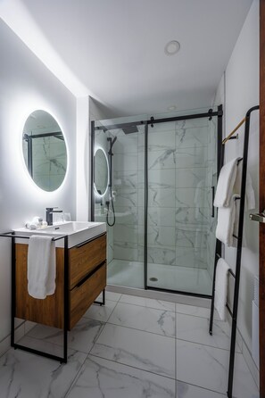 Habitación superior | Baño | Regadera, amenidades de baño gratuitas, secadora de cabello, toallas 