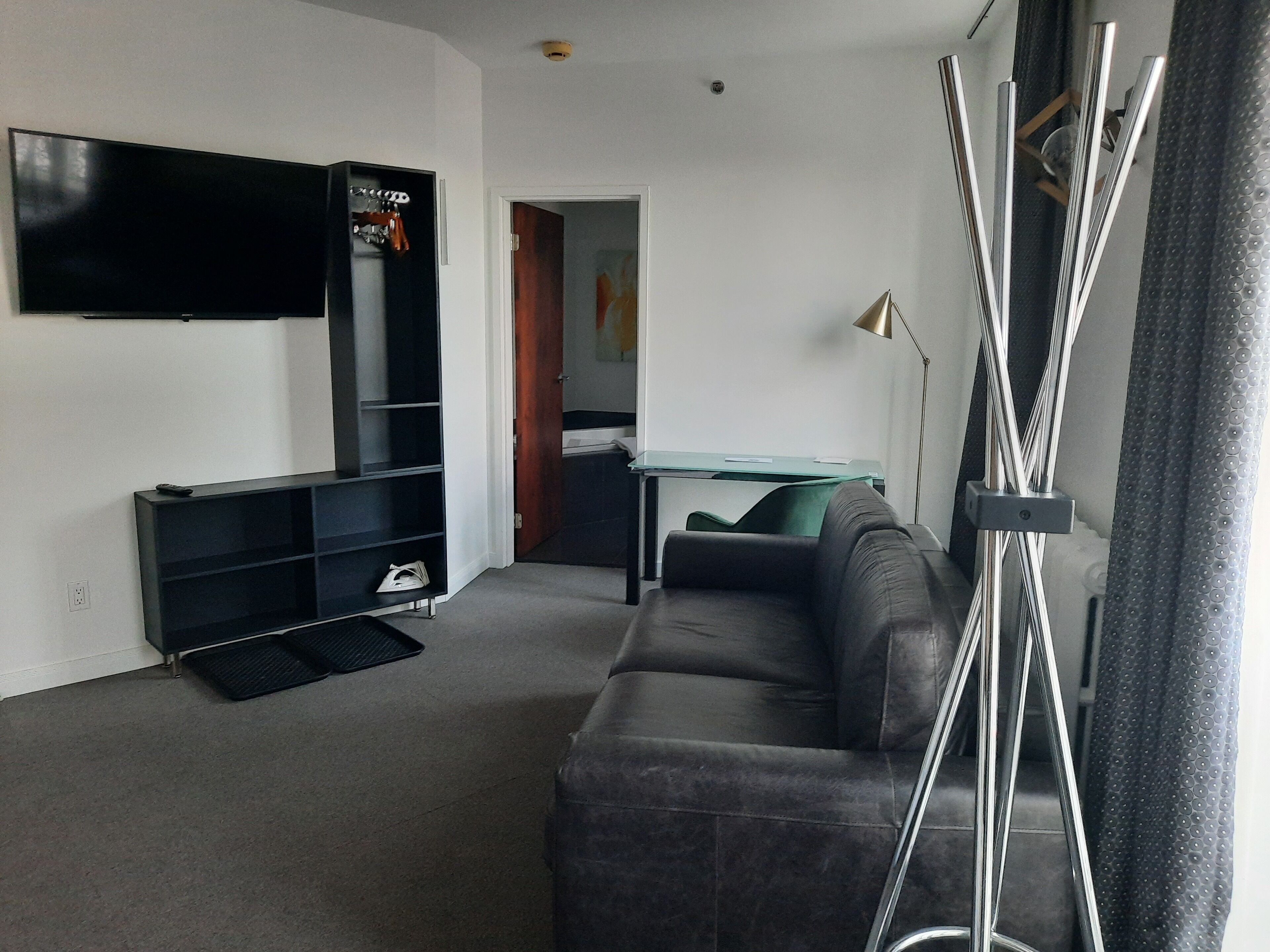 junior suite | living area | flat-screen tv