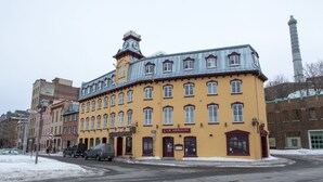Un bâtiment jaune sur lequel on peut lire l’inscription « Le Veravin ».