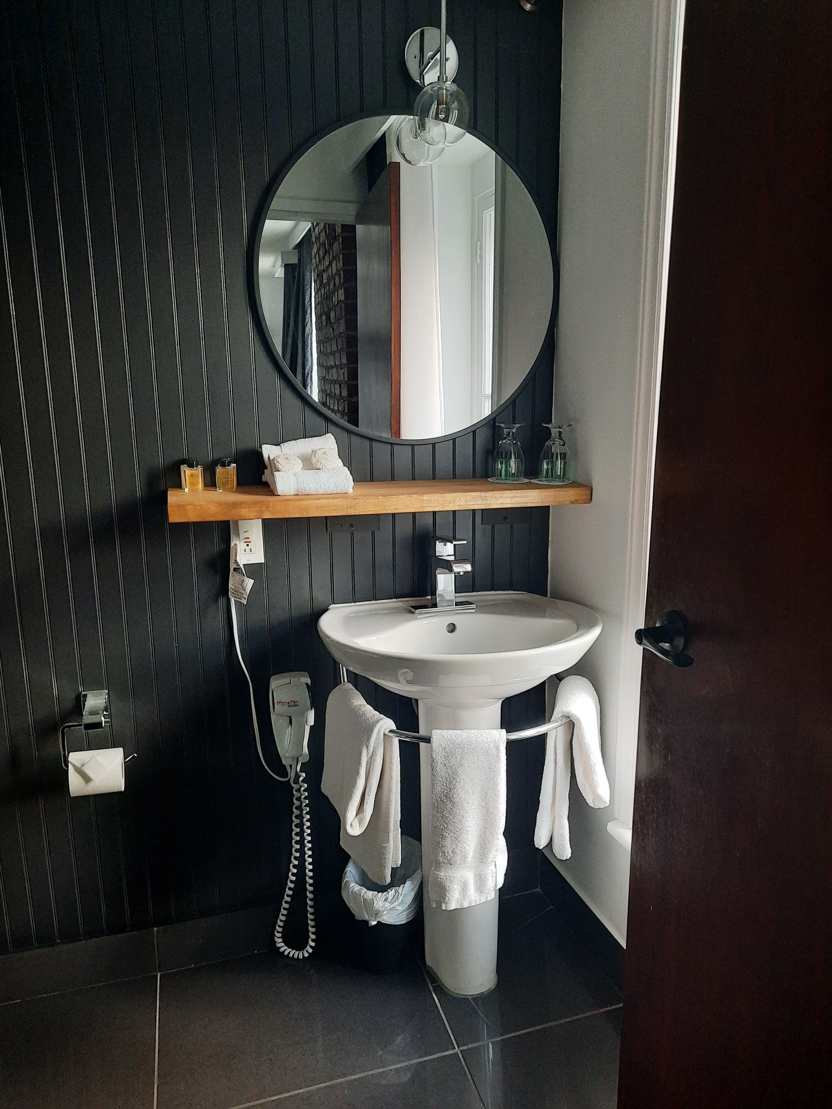 junior suite | bathroom | shower, free toiletries, hair dryer, towels
