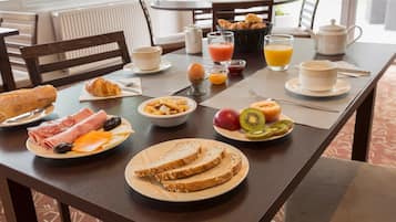 Desayuno buffet diario (EUR 15 por persona)