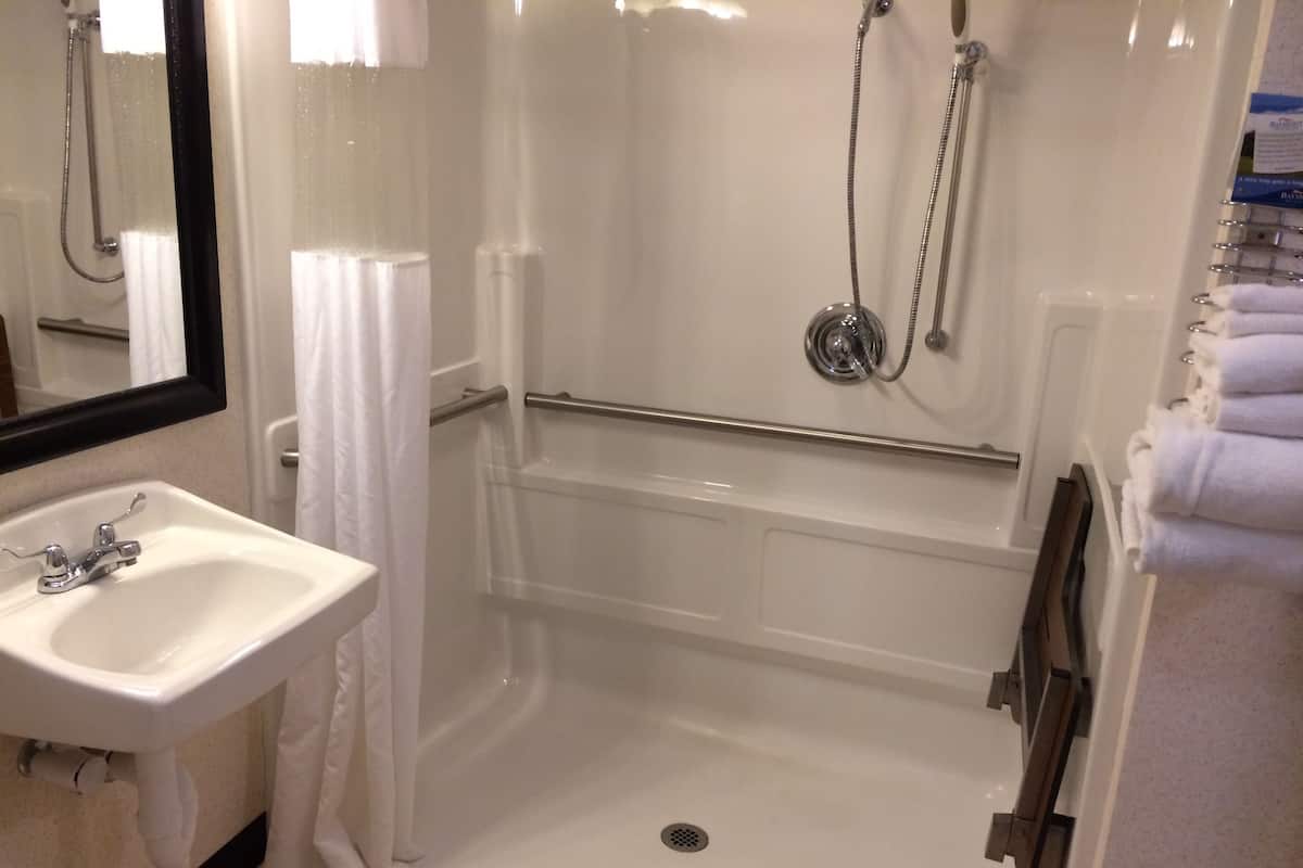 Chambre, 1 grand lit, accessible aux personnes à mobilité réduite, non-fumeur (Mobility Accessible)