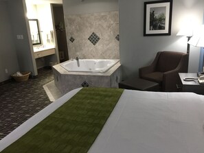 Studio Suite, 1 King Bed, Non Smoking, Hot Tub | Pillow-top beds, in-room safe, desk, blackout curtains