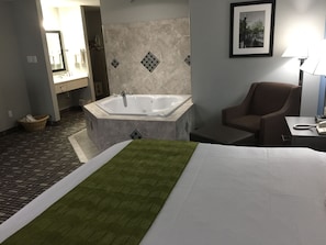 Studiosuite, 1 King-Bett, Nichtraucher, Whirlpool | Pillowtop-Betten, Zimmersafe, Schreibtisch, Verdunkelungsvorhänge