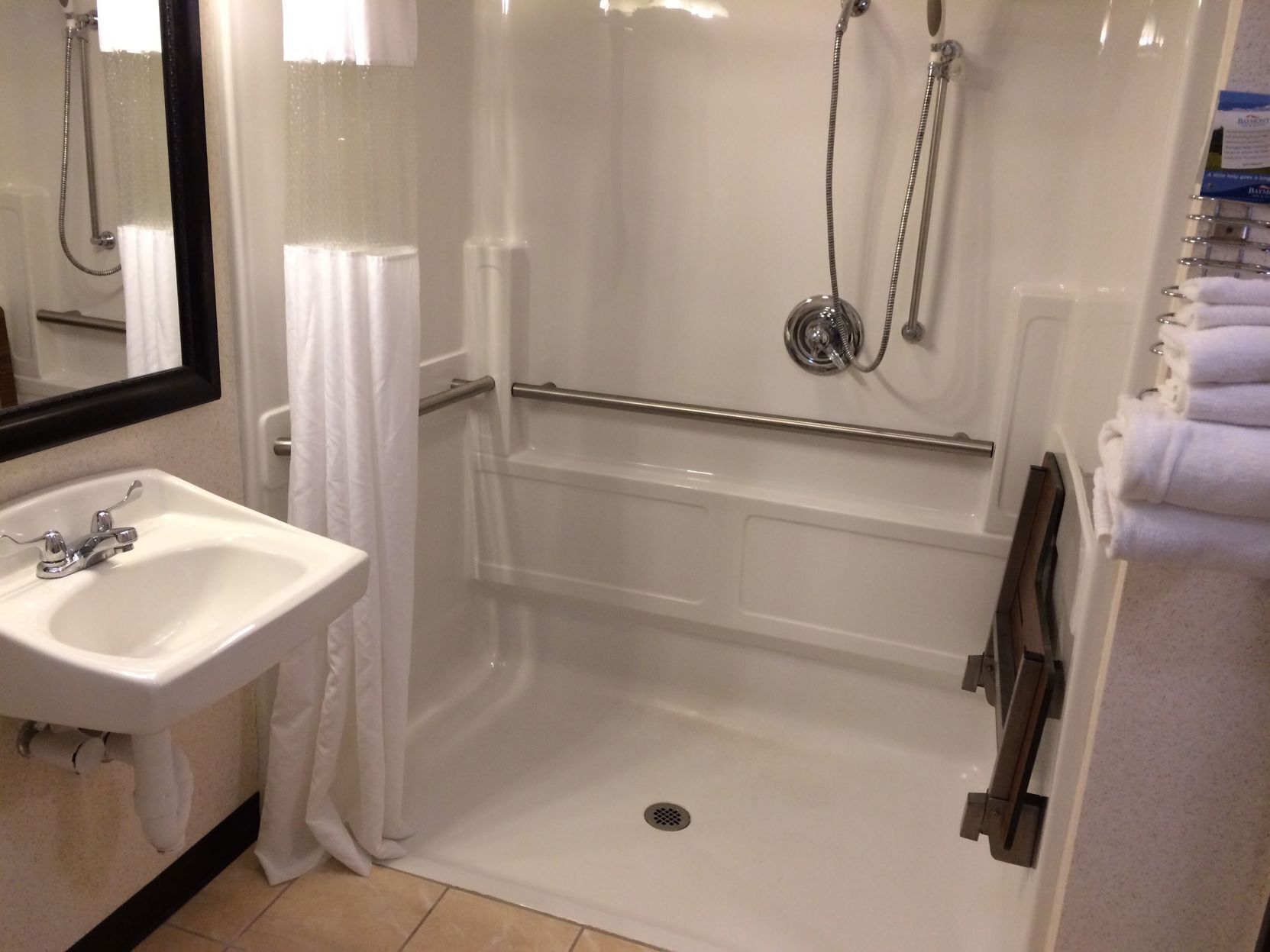 Badezimmer | Duschwanne, kostenlose Toilettenartikel, Haartrockner, Handtücher