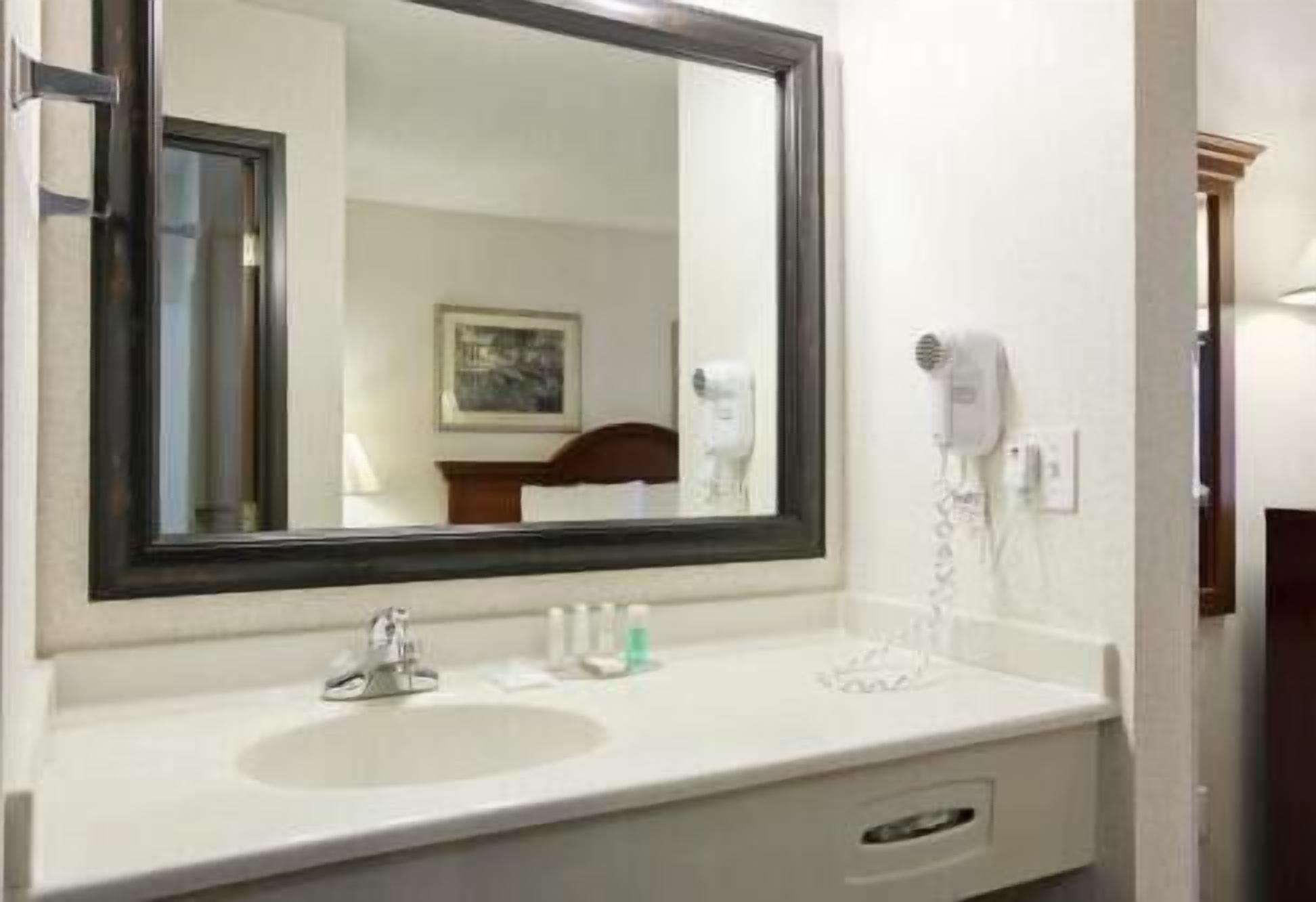 Badezimmer | Duschwanne, kostenlose Toilettenartikel, Haartrockner, Handtücher