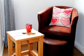 Quarto superior | Cofres nos quartos, escrivaninha, cortinas blackout