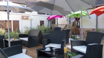 Dîner servi sur place, spécialités Cuisine régionale, vue sur le jardin