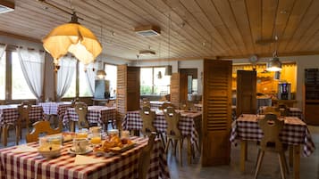 Daily continental breakfast (EUR 11.90 per person)