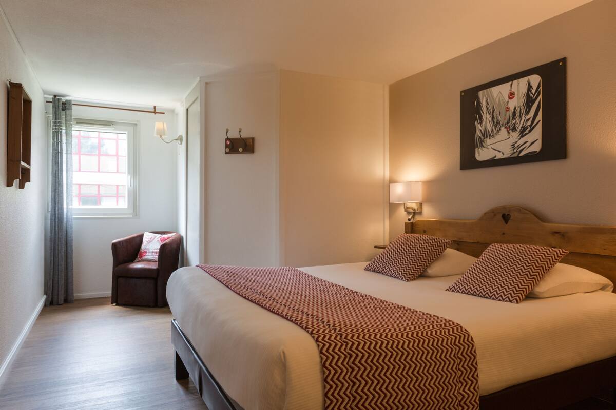 Superior Room | In-room safe, desk, blackout drapes, soundproofing