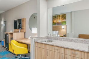 华丽开间套房, 1 张特大床, 无烟房 | 客房内保险箱、隔音、熨斗/熨衣板、婴儿床