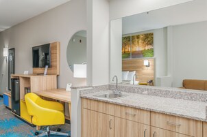 Deluxe Studio Suite, 1 King Bed, Non Smoking | In-room safe, soundproofing, iron/ironing board, cribs/infant beds