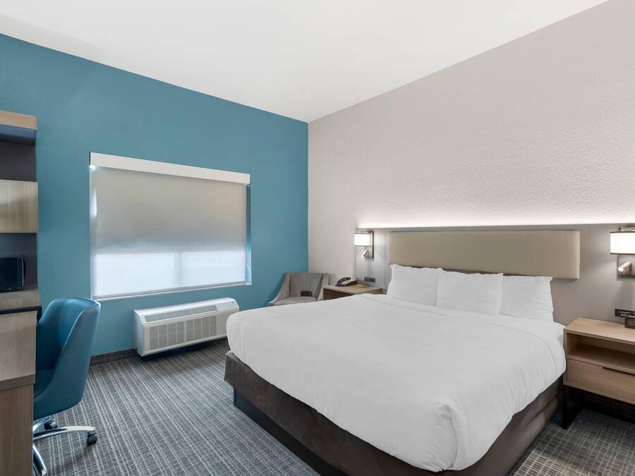 1 sovrum, sängtillbehör av högsta kvalitet och skrivbord