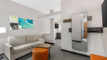 Suite, 1 kingsize-seng, ikke-røyk | 1 soverom, sengetøy av topp kvalitet, skrivebord og strykejern/-brett