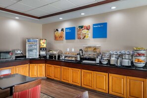 Café da manhã com buffet grátis todos os dias