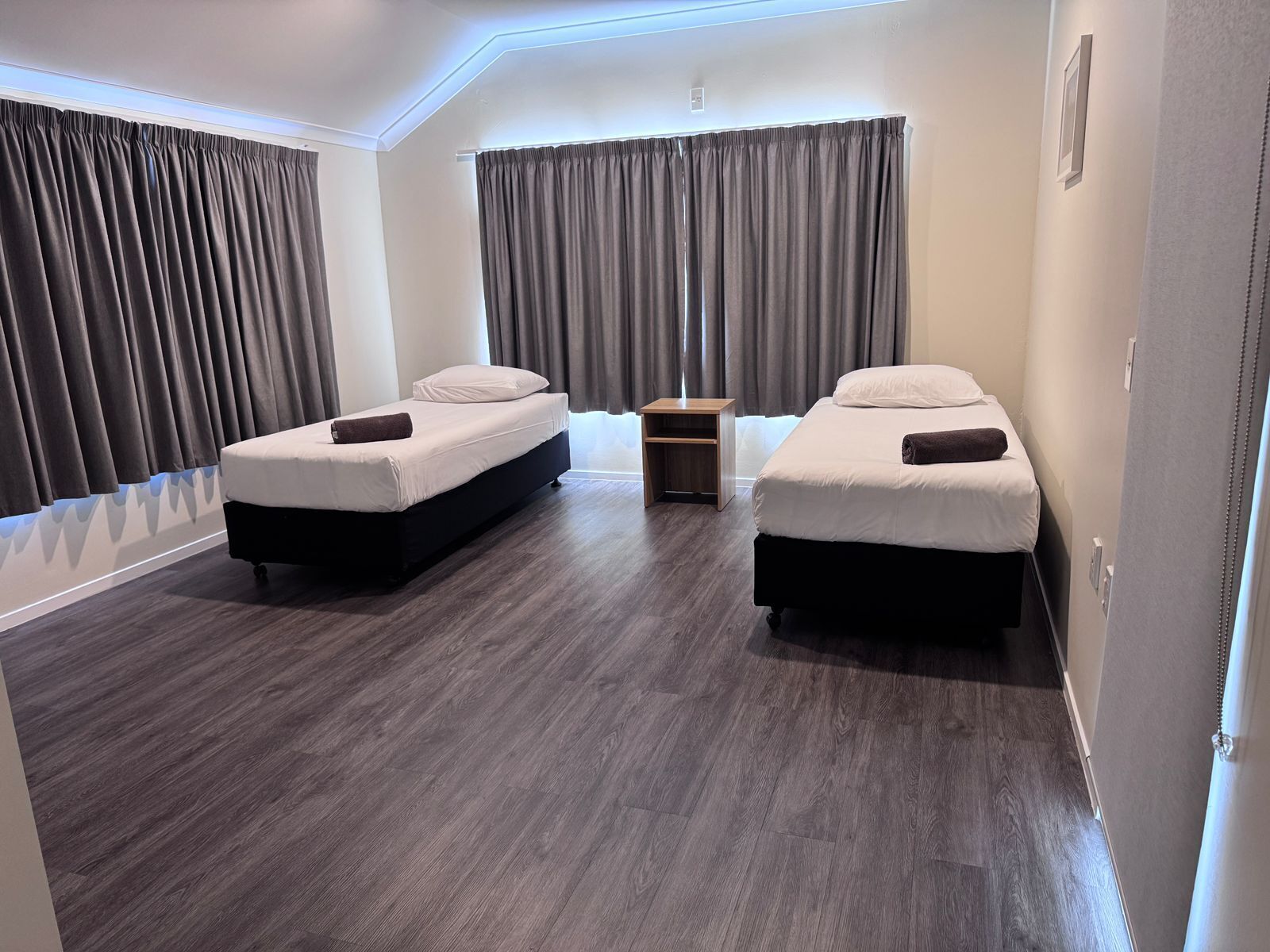 3 Bedroom Townhouse | Desk, soundproofing, iron/ironing board, WiFi (free)