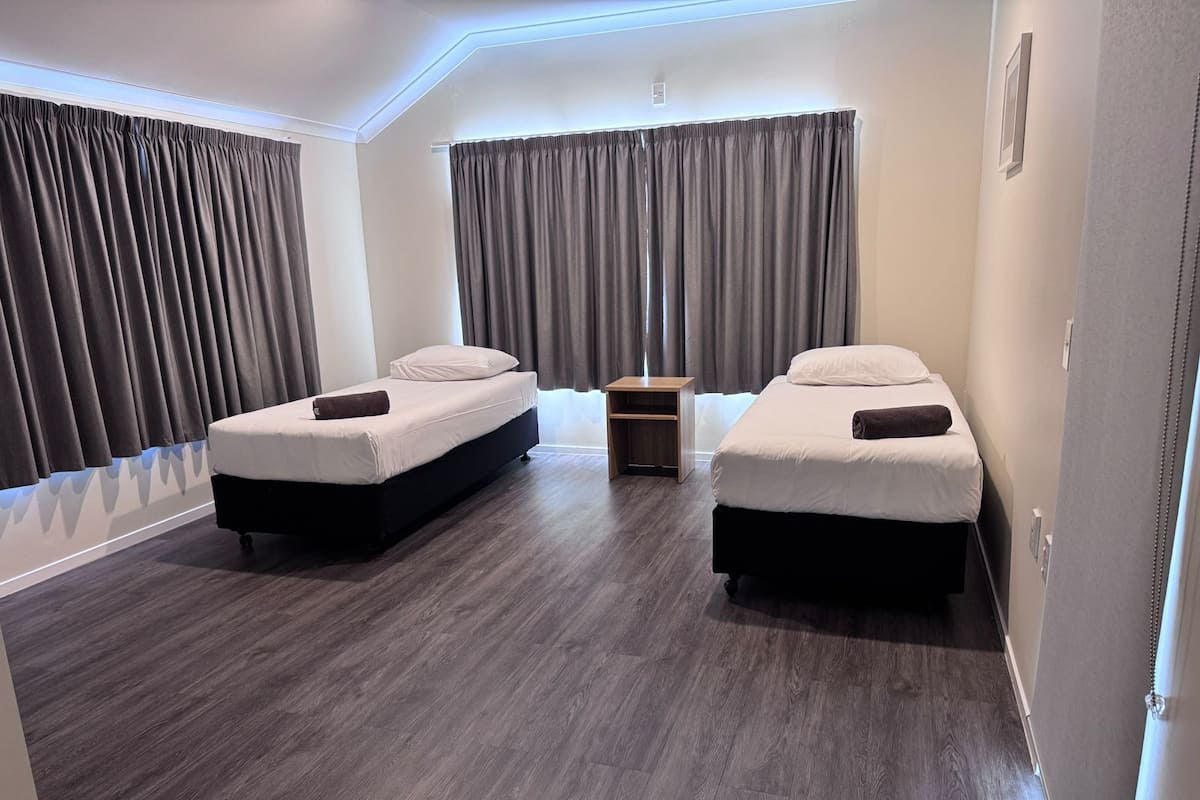3 Bedroom Townhouse | Desk, soundproofing, iron/ironing board, WiFi (free)