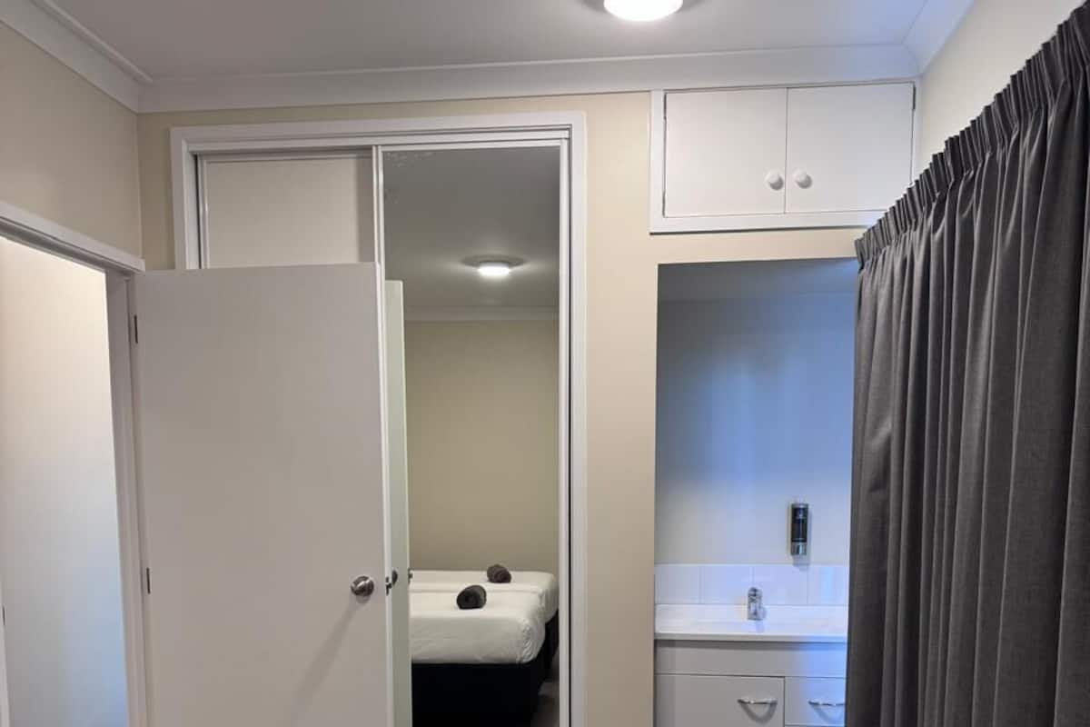 2 Bedroom Townhouse | Desk, soundproofing, iron/ironing board, WiFi (free)