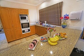 雪櫃、微波爐、咖啡機/沖茶器、廚房用具/餐具/器皿