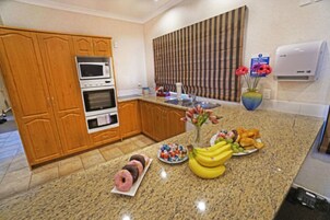 冰箱、微波炉、茶具/咖啡用具、厨具/餐具